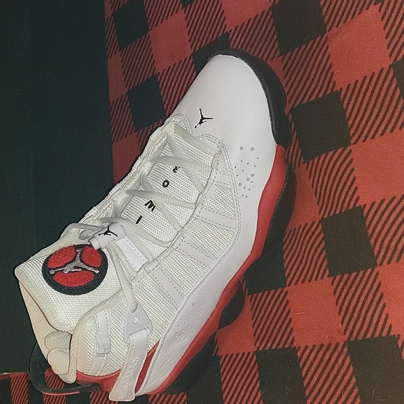 Red and white jordan TW03 shoes - Picture 2 of 6